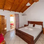 Delphi Agios Gordios (Corfu)